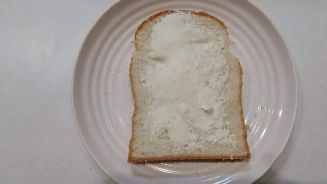 ラ・ムーの食パンにキリクリームチーズを塗った